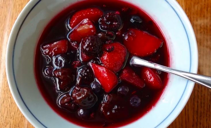 Zupa owocowa, dla jednych przysmak, dla innych najgorsze danie z dzieciństwa