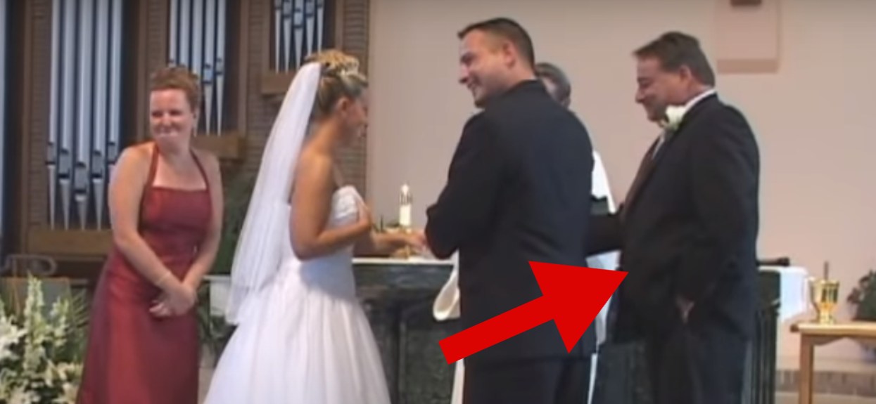 Para młoda stała przy ołtarzu, gdy nagle cały kościół wybuchnął śmiechem. Powalające nagranie, patrzcie na świadka