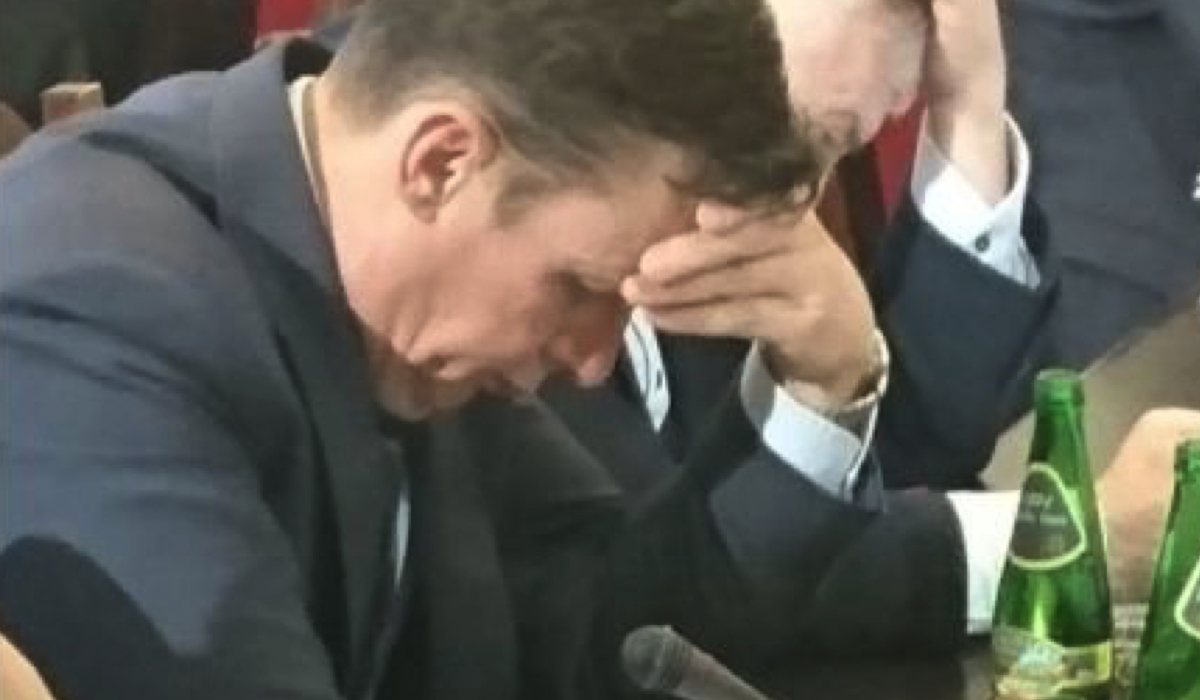 Obrzydliwe! Na sejmowej komisji poseł PiS wsadził rękę między nogi i oglądał...