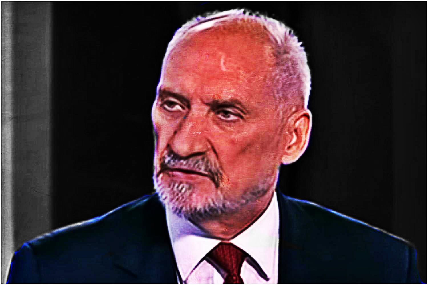 W PiS ZAMARLI. Były szef Macierewicza: To skandal, że Antoni nie SIEDZI