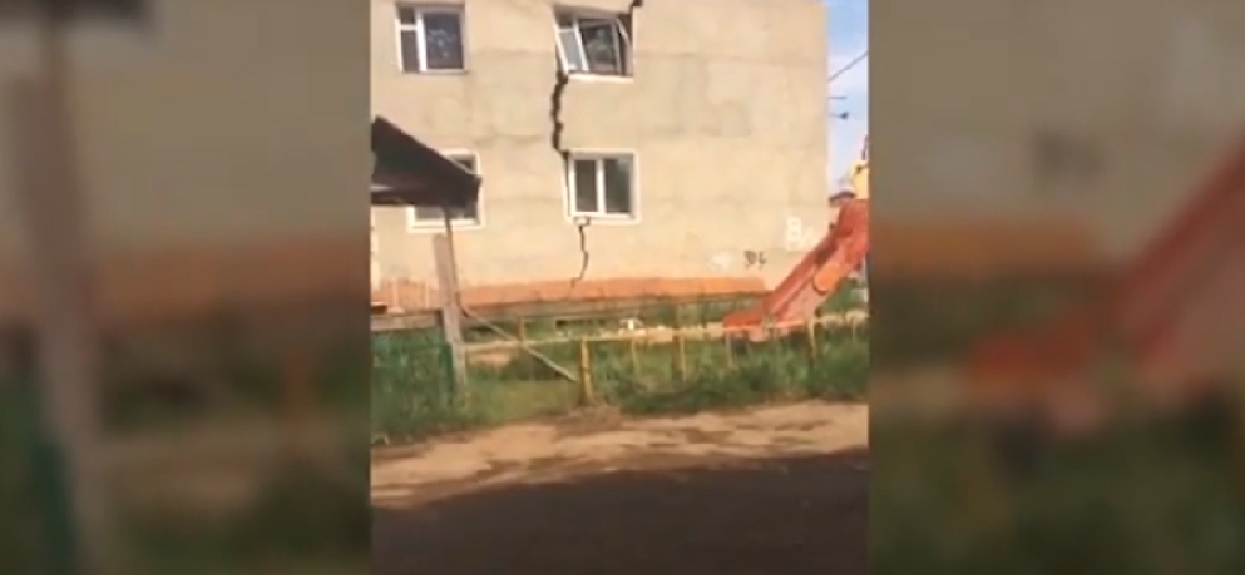 Porażające nagranie, dom pękł na pół. Nagle usłyszeli głośny trzask i wszystko zaczęło się walić
