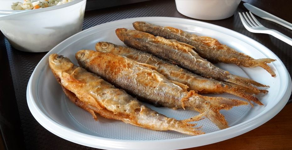 Pojechali nad morze pomimo wielu ostrzeżeń. Gdy dostali rachunek w restauracji, natychmiast zrobili zdjęcie