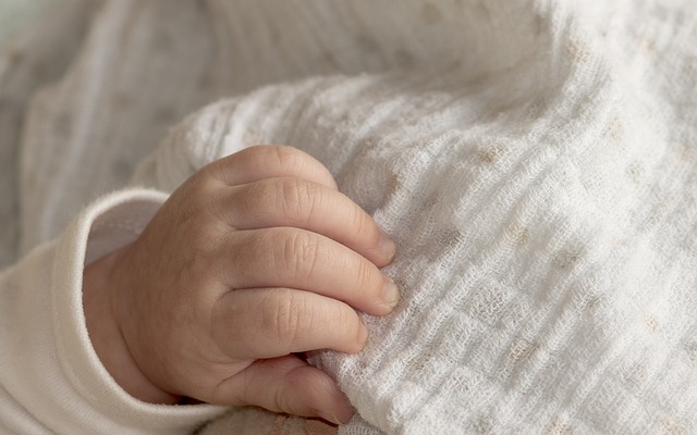 Niewiarygodne zdjęcie noworodka stało się hitem internetu. Urodził się trzymając w rączce niebywałą rzecz