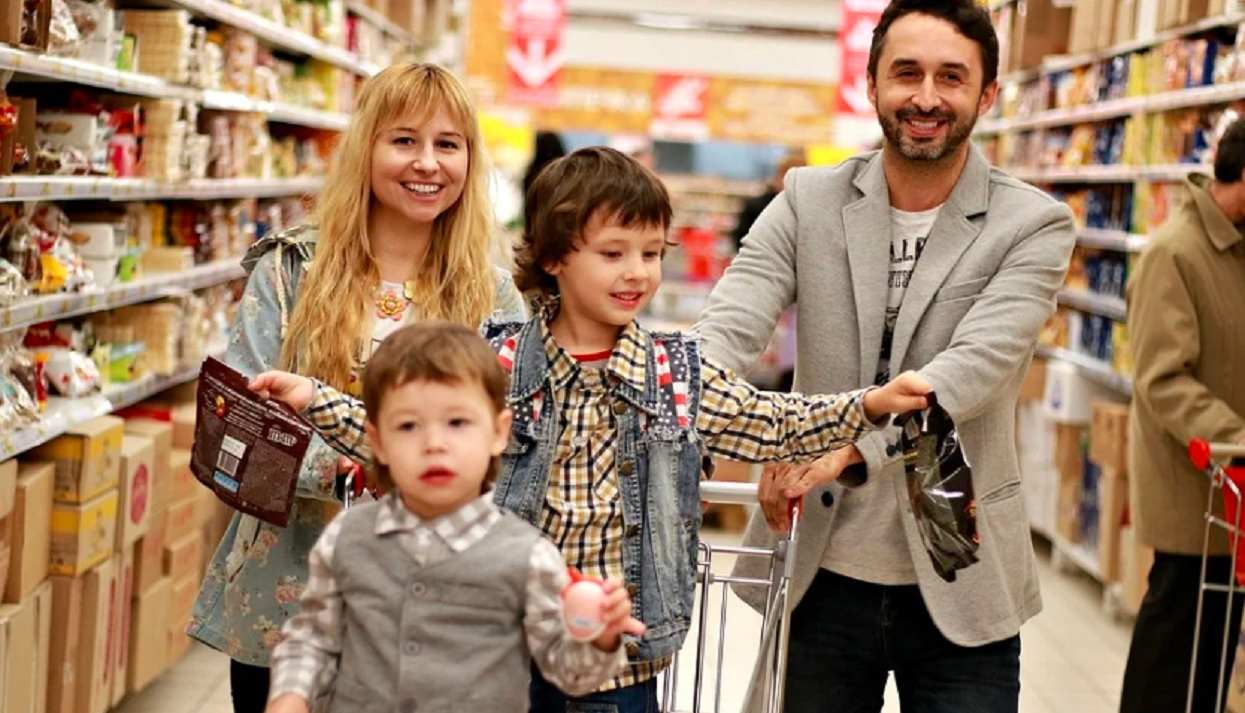 Plastik w popularnych batonach dla dzieci, uważajcie. GIS pilnie wycofuje je ze sprzedaży