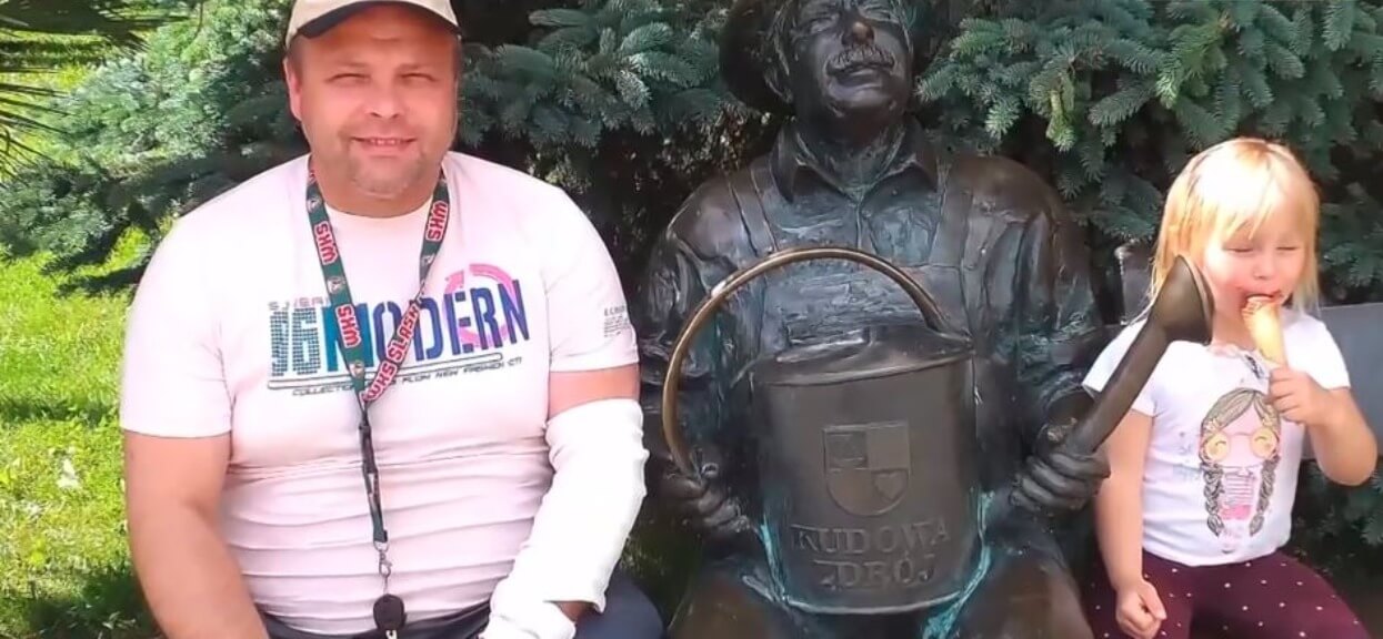 Samotny ojciec z córeczką zostali bez dachu nad głową. Pomogli sąsiedzi