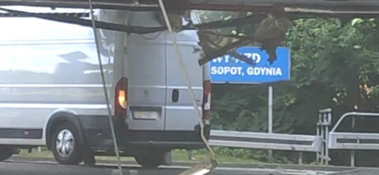 Wystarczyło kilkanaście sekund, zrobił demolkę i szybko odjechał. Porażające nagranie w sieci