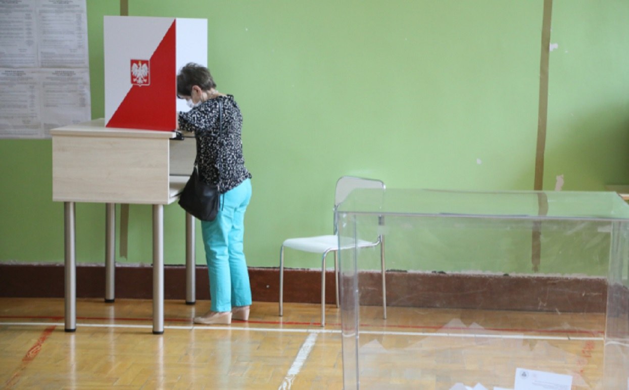 Członkini komisji wyborczej przyłapana. Schowała karty do głosowania i nie chciała oddać, interweniowała policja
