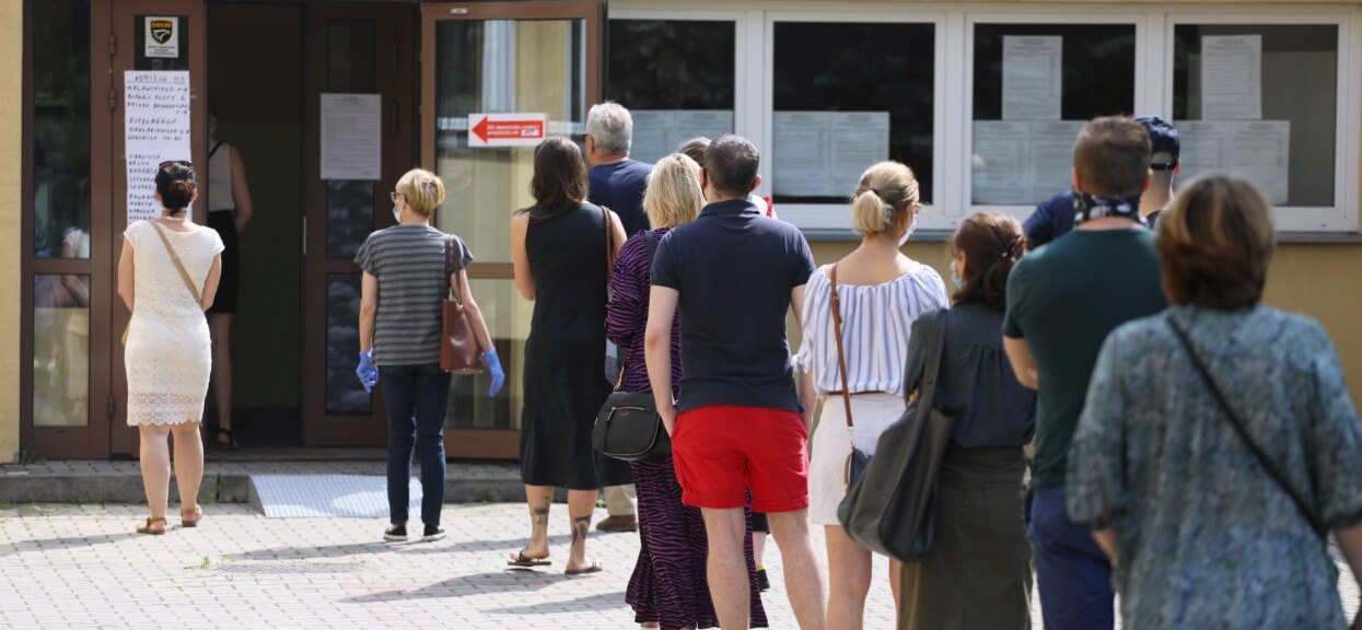 Niewiarygodne, do czego doszło pod lokalem wyborczym. Mężczyzna usłyszał odpychającą propozycję w zamian za swój głos