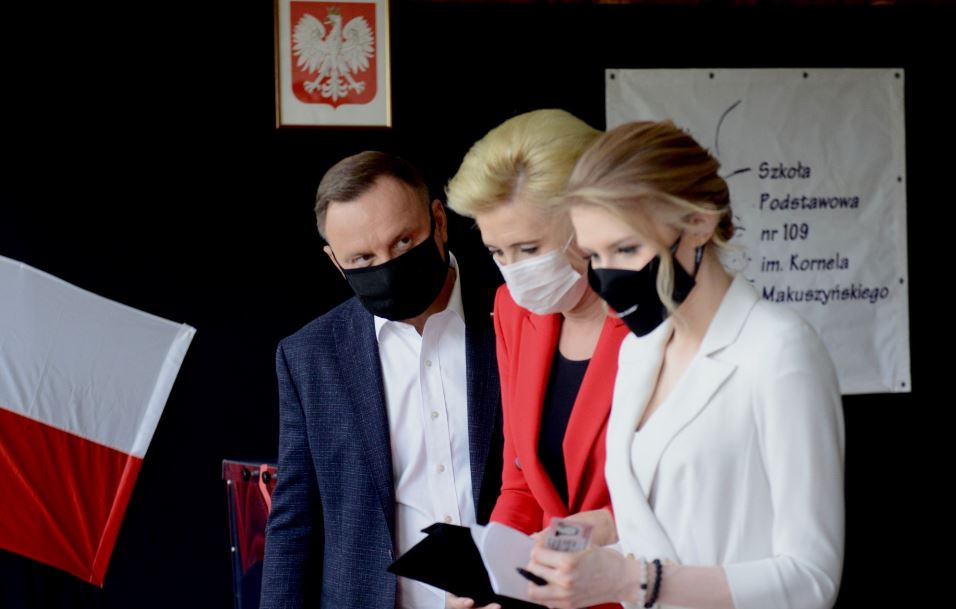 Wszystkim umknął jeden szczegół. Podczas głosowania Kinga Duda miała na maseczce wymowny napis