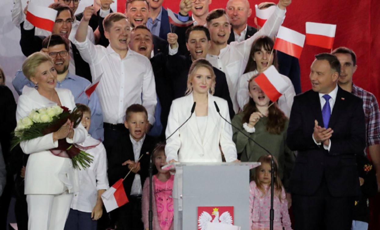 Jedna rzecz w zachowaniu Kingi Dudy na wiecu ojca zadziwia. Nikt by się nie spodziewał