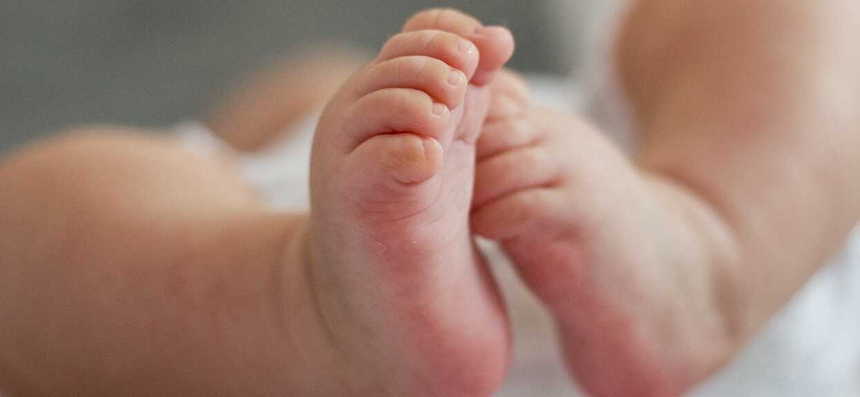 Znaleziono nieżywego noworodka na śmietnisku. Policja poszukuje matki