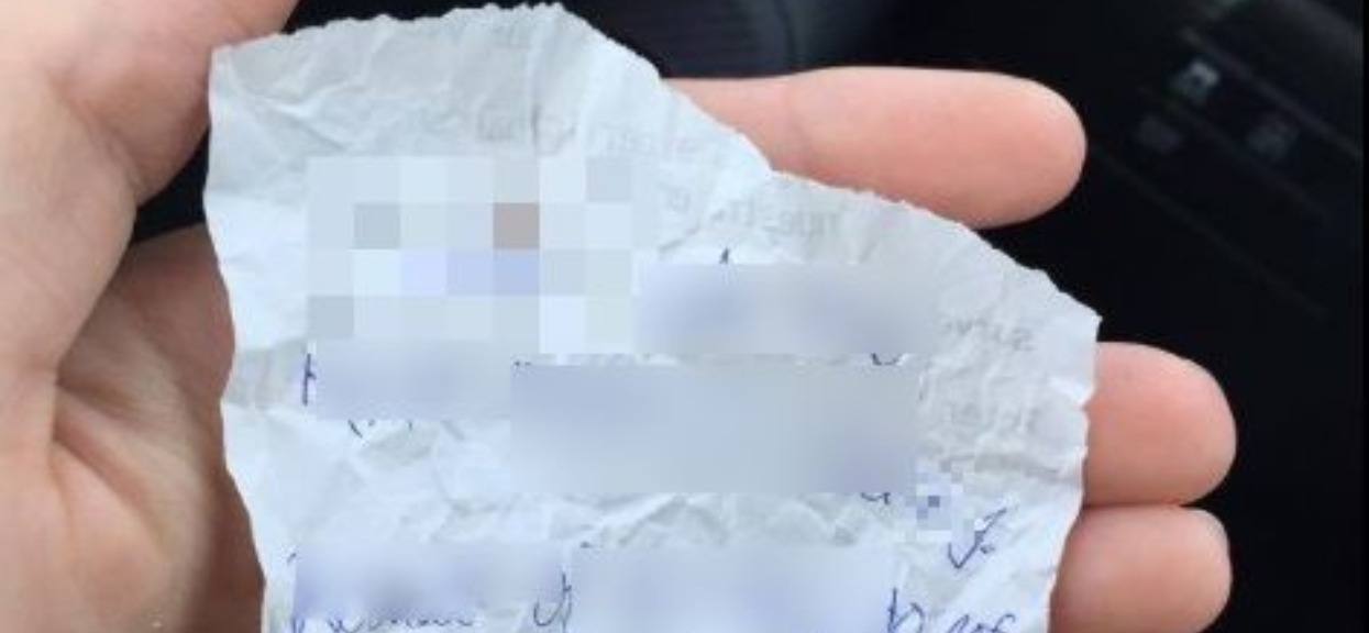 Kupiła bezdomnemu jedzenie, on w zamian dał jej liścik. Przeczytała treść i łzy spłynęły jej po policzku
