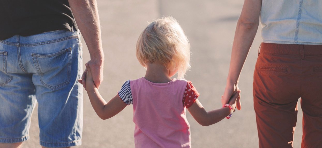 Zrobili sobie pamiątkowe zdjęcie z wczasów. Po powrocie zauważyli druzgoczący detal w tle