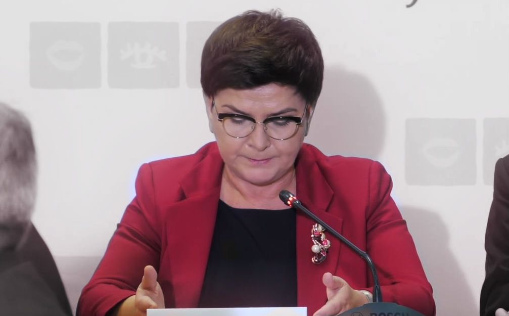 Łzy w oczach Beaty Szydło. Wreszcie wydusiła historyczne słowa