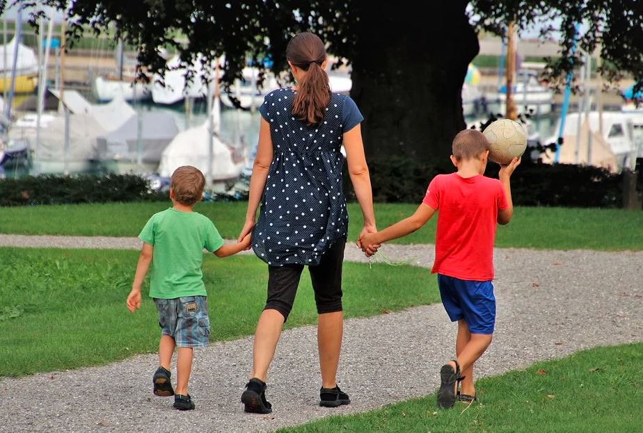 Czy samotni rodzice powinni dostawać 1000, a nie 500 plus?