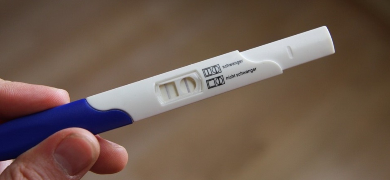 Mężczyzna dla żartów zrobił test ciążowy. Ujrzał wynik pozytywny i prawie zemdlał, prawda okazała się okrutna