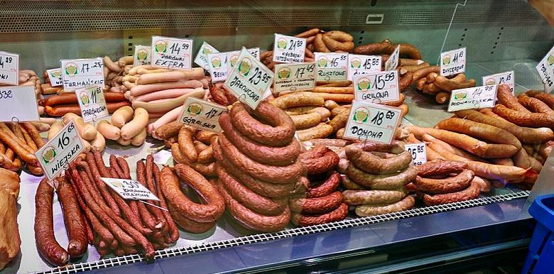 Przenigdy nie warto kupować taniej kiełbasy. Widzieliśmy skład, jest dłuższy niż pęto i przyprawia o mdłości