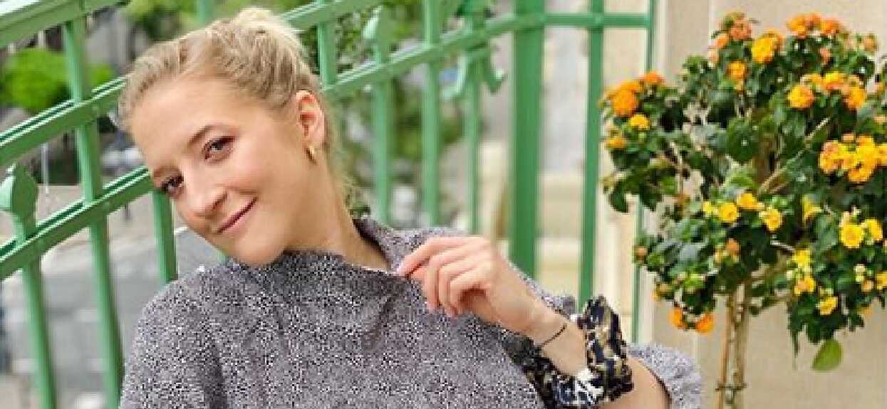 Lara Gessler pokazała bardzo stare zdjęcie mamy. Nie do wiary, jak kiedyś wyglądały jej słynne blond loki
