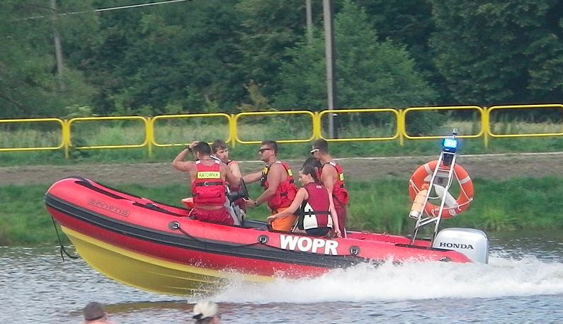 Dramat na Narwi, nagle motorówka zapaliła się podczas rejsu. Na pokładzie były dzieci