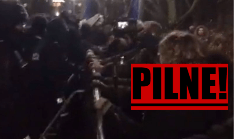 GORĄCO pod Sejmem! Ludzie wyrywają barierki, policja panikuje, zaraz będzie dym