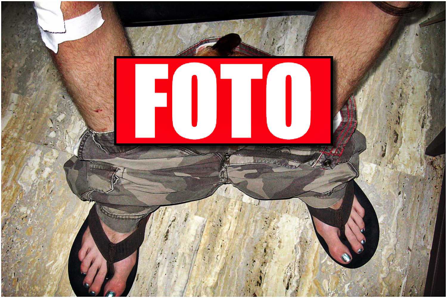 Co on robi?! Na trybunach zsuwa gacie, kuca i zaczyna...