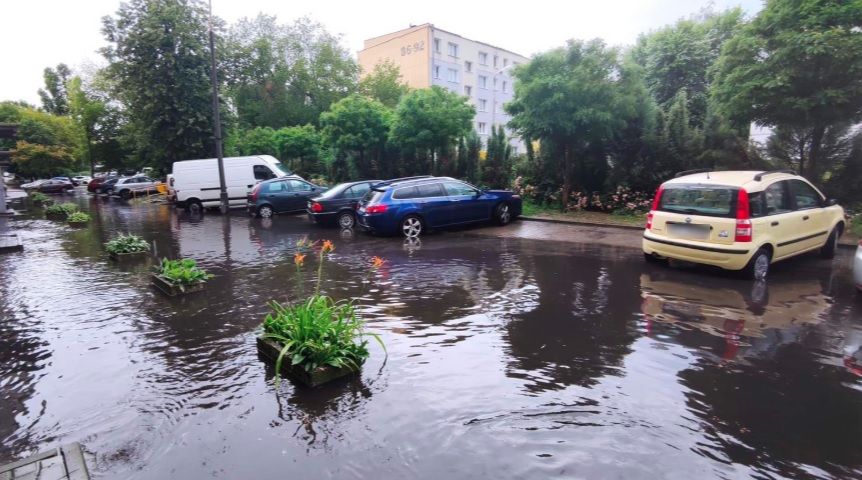 Żywioł z dużą mocą uderzył w duże polskie miasto. Dantejskie sceny, mamy nagranie