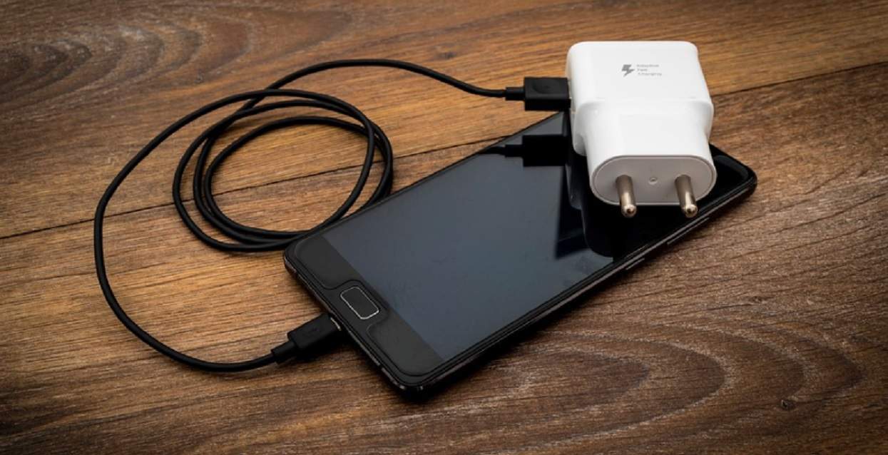 Ładujesz telefon ładowarką jednego typu? Uważaj, niebezpieczeństwo dla zdrowia i życia