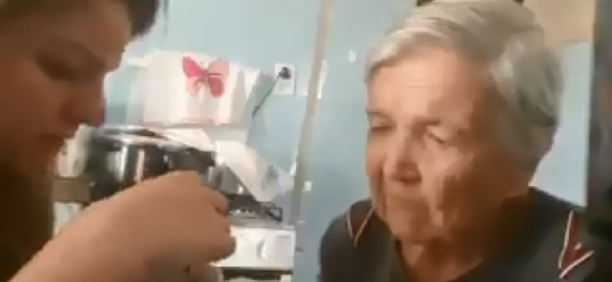 Córka karmi chorą na alzheimera matkę, chora w pewnym momencie rozpoznaje ją. Słowa jakie wypowiedziała wyciskają łzy