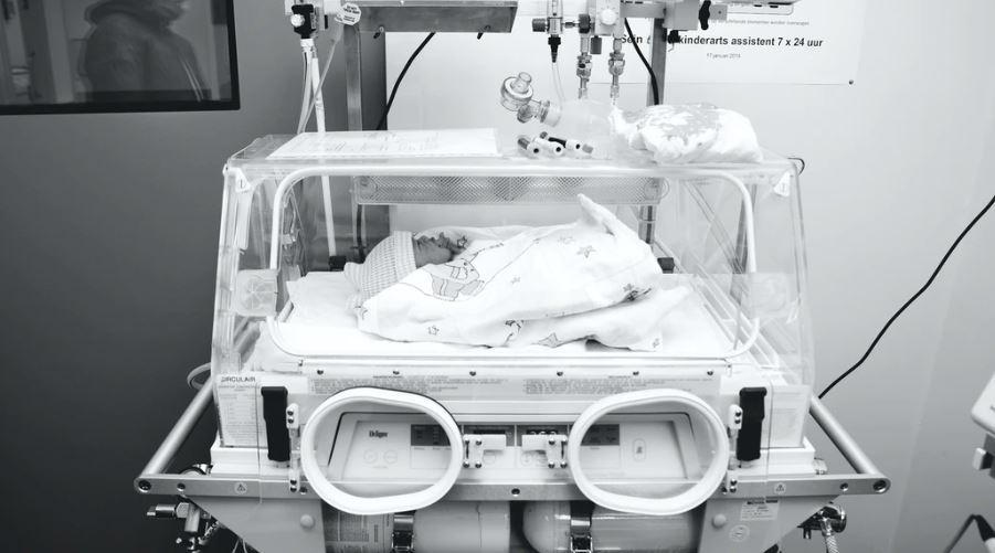 Podczas porodu lekarz pociągnął wcześniaka "specjalnym chwytem". Finał gorszy niż w horrorze