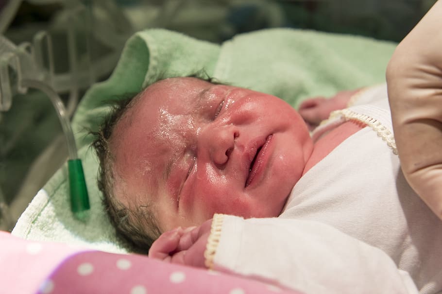 Niezwykłe zdjęcie noworodka tuż po porodzie. Urodził się, trzymając w rączce jedną rzecz