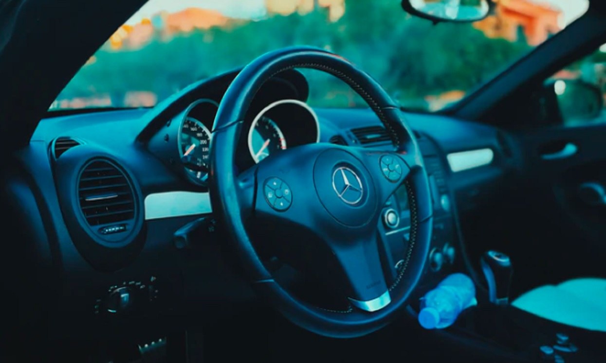 Tata kupił używane auto dla córki. W schowku znalazł wiadomość, treść totalnie go załamała