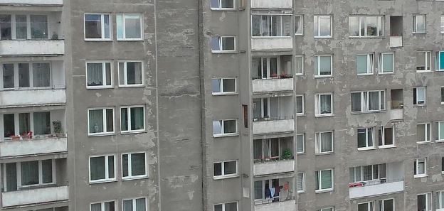 62-latek wyskoczył z okna. W jego mieszkaniu dokonano jeszcze bardziej okropnego odkrycia