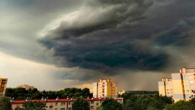 Służby są bezradne, żywioł nie ma litości. Za chwilę nadciągnie nad kolejne polskie miasta