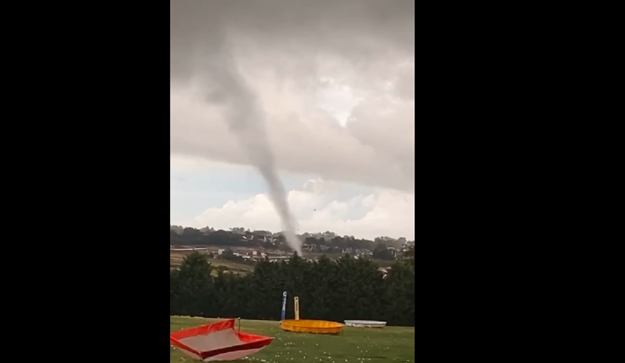 Tornado dokonało ogromnych zniszczeń. Niszczycielską siłę żywiołu pokazuje nagranie, ciężko uwierzyć