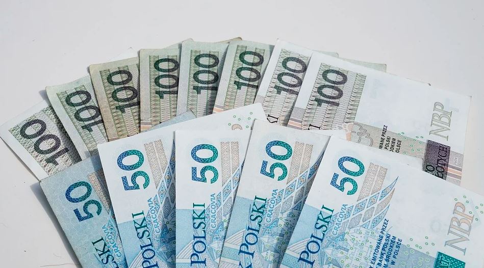 Fatalna informacja dla wielu rodziców. Od dzisiaj stracą duże pieniądze