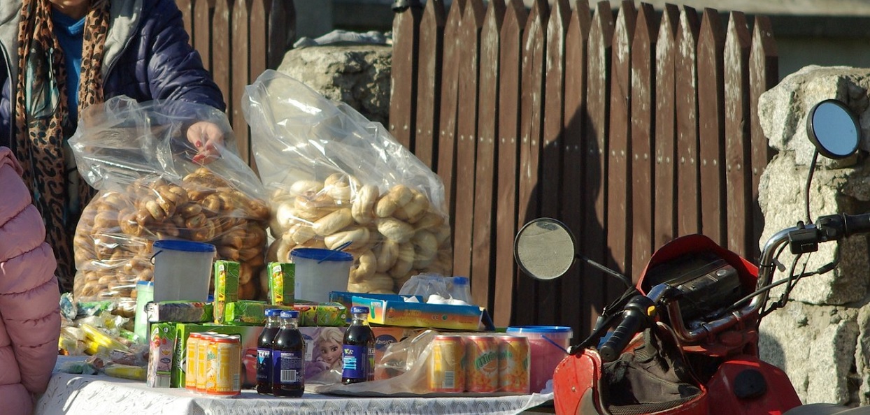 Wolicie zakupy w hipermarkecie czy u babci na straganie?