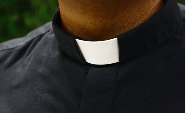 Mama wysyłała księdzu roznegliżowane zdjęcia swojej córeczki