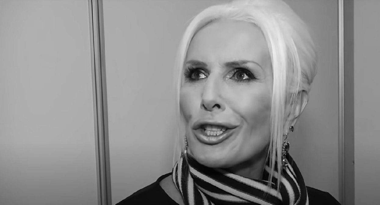 Ciężko uwierzyć, nagle stary grób Kory został przeniesiony. Widok wzrusza do łez