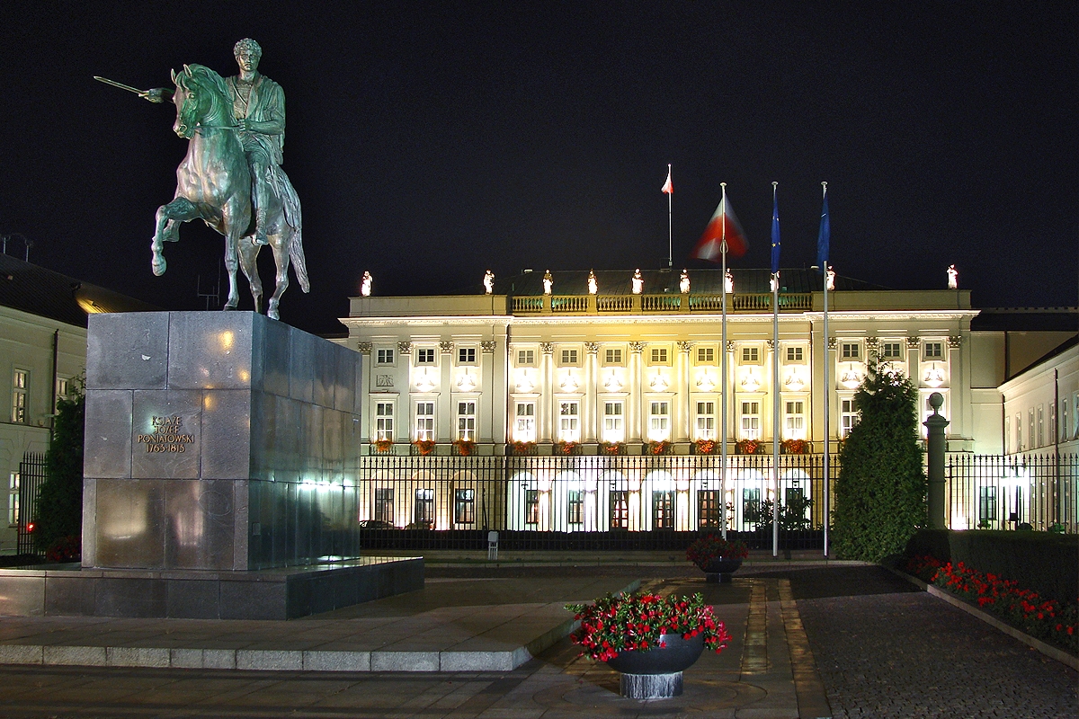 Polacy nie chcą pomnika smoleńskiego przed Pałacem Prezydenckim