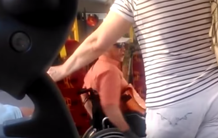 Awantura z inwalidą w tramwaju "Polskie kur*y, śmiecie, świnie" (video)