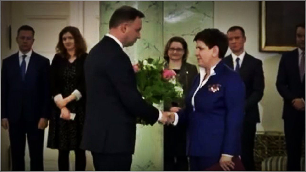 Nikt tego nie zauważył. Rozrywający szczegół podczas dymisji Szydło u prezydenta