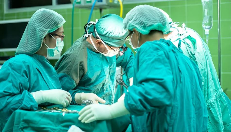 Bolał ją brzuch, lekarze myśleli, że ma zwykłe torbiele. Podczas operacji wyjęli z niej wstrząsającą rzecz, byli przerażeni
