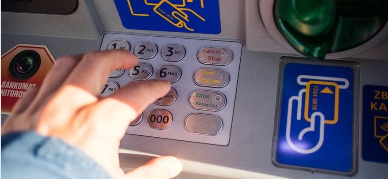 Polacy masowo wypłacają pieniądze z banków. Powód nie zostawia złudzeń, nie jest dobrze