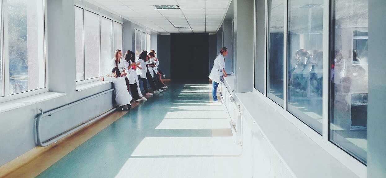 Dramatyczne sceny pod szpitalem. Na oczach matki rozegrał się koszmar