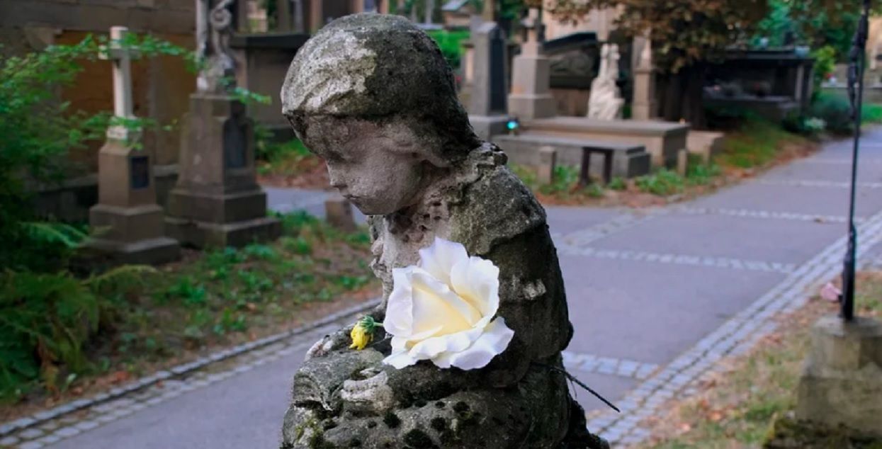 Rodzice przyjechali na grób synka. Nie byli gotowi na widok, który zastali na miejscu