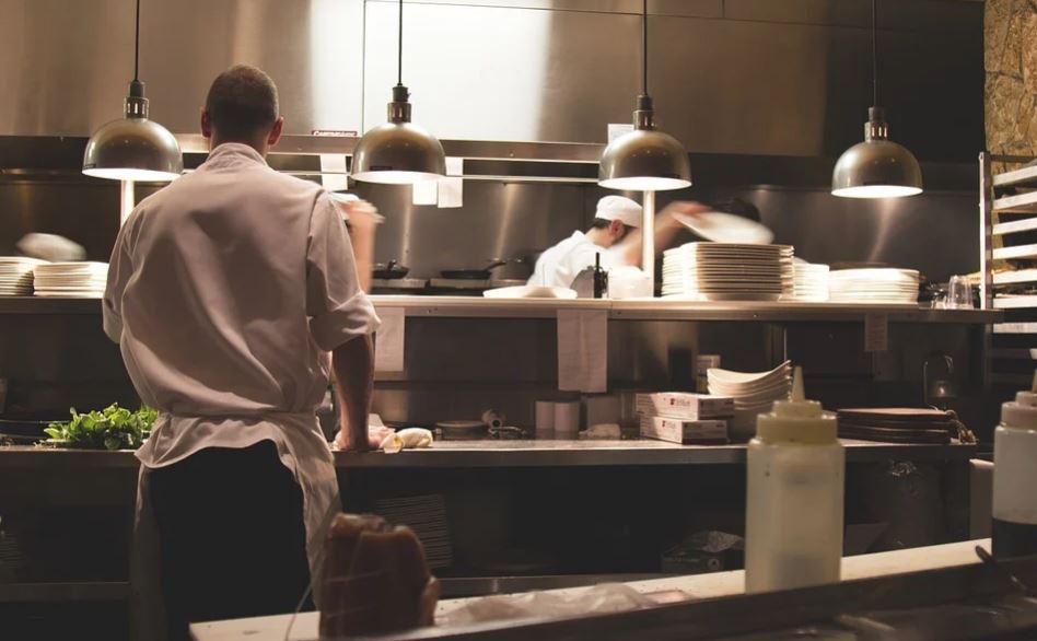 Kelner pilnie ostrzega. W restauracji pod żadnym pozorem nie zamawiajcie jednego dania, obrzydzenie bierze na samą myśl