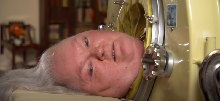 Kobieta spędziła ponad 60 lat w wielkiej tubie. Kiedy człowiek pozna powód, robi się smutno