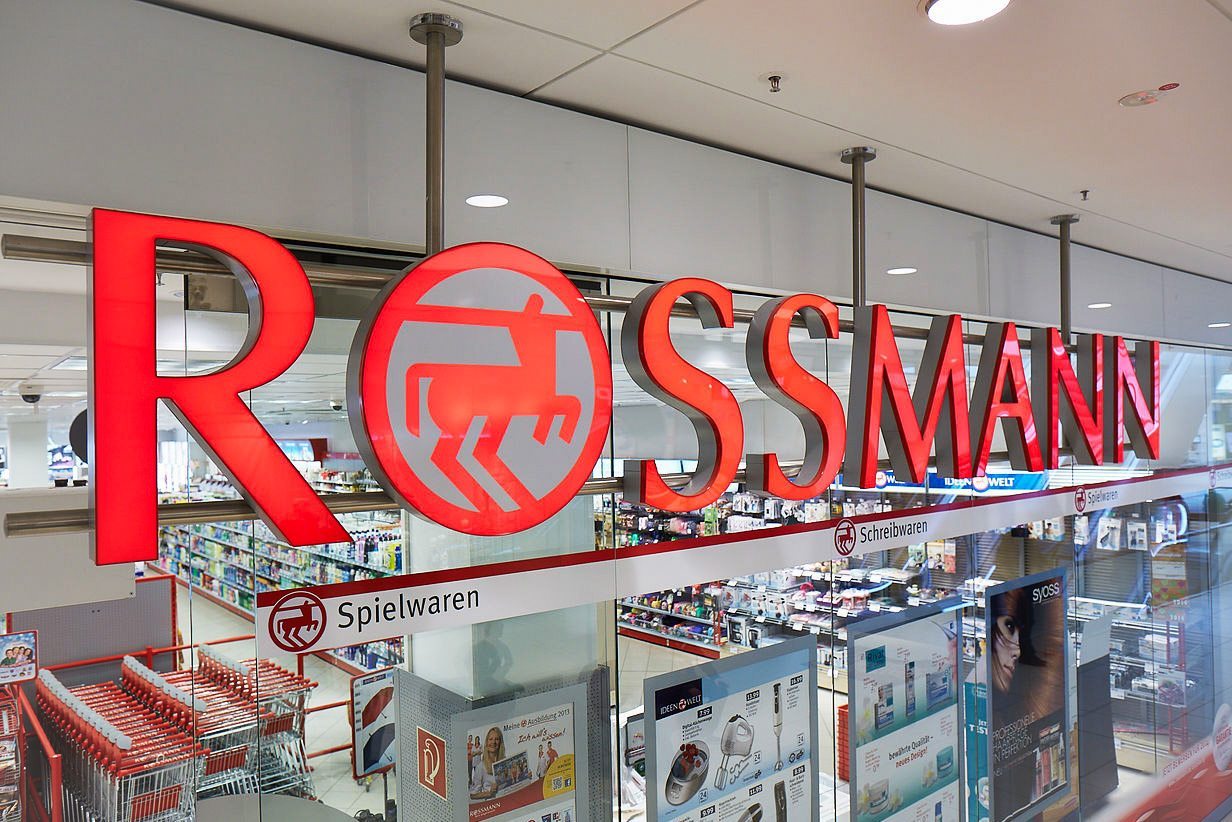 Klienci w ekstazie przed genialną promocją 2+2 w Rossmannie!