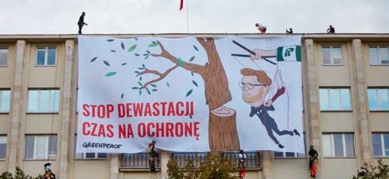 Wielka demonstracja w Warszawie, weszli na dach ministerstwa. Do akcji wkroczyła policja