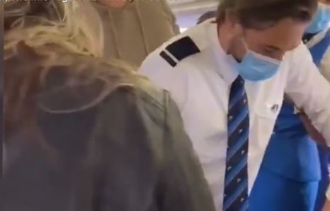 Pasażerowie samolotu nagle rzucili się na mężczyznę bez maski. Dantejskie sceny, wszystko się nagrało